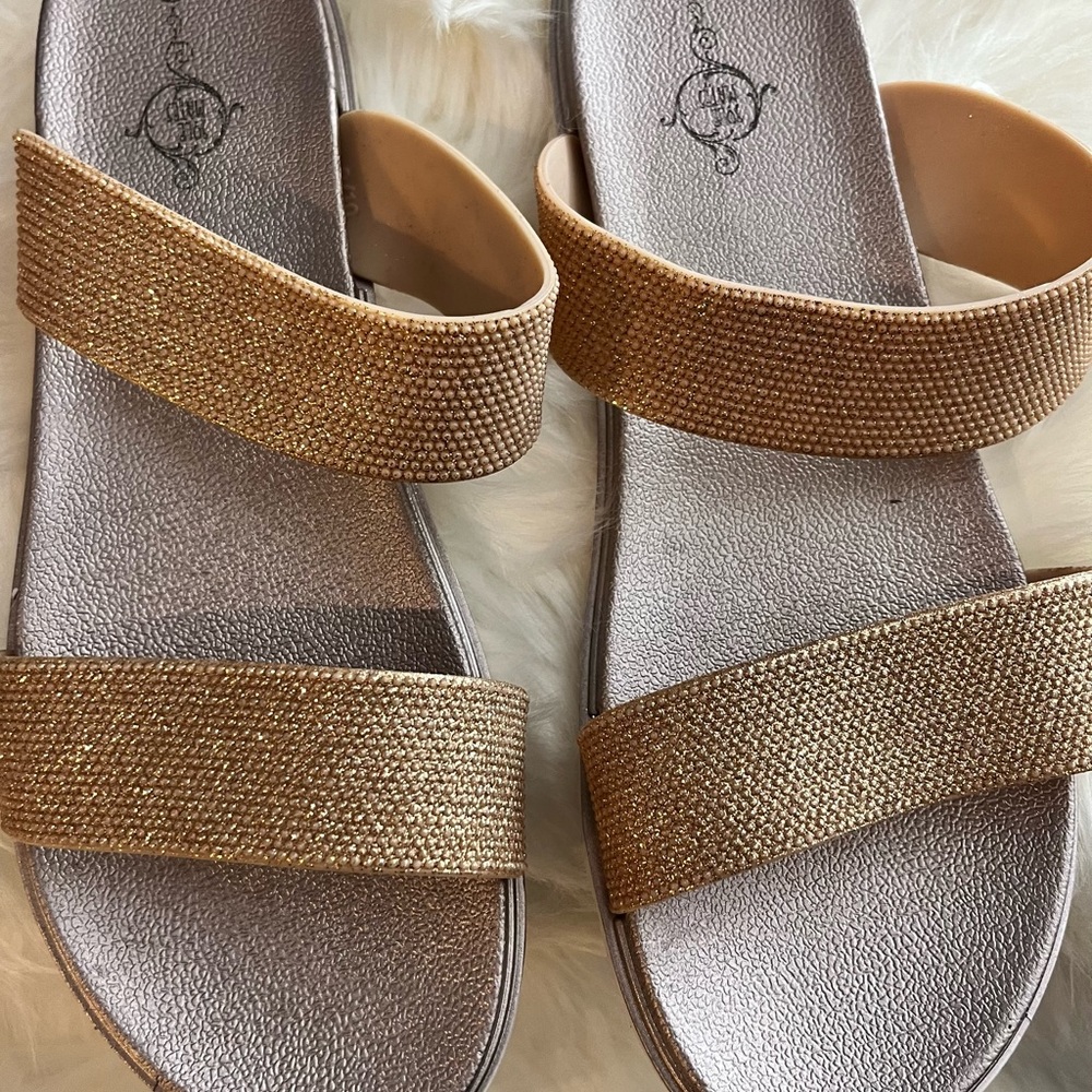 To strap gold sandal
